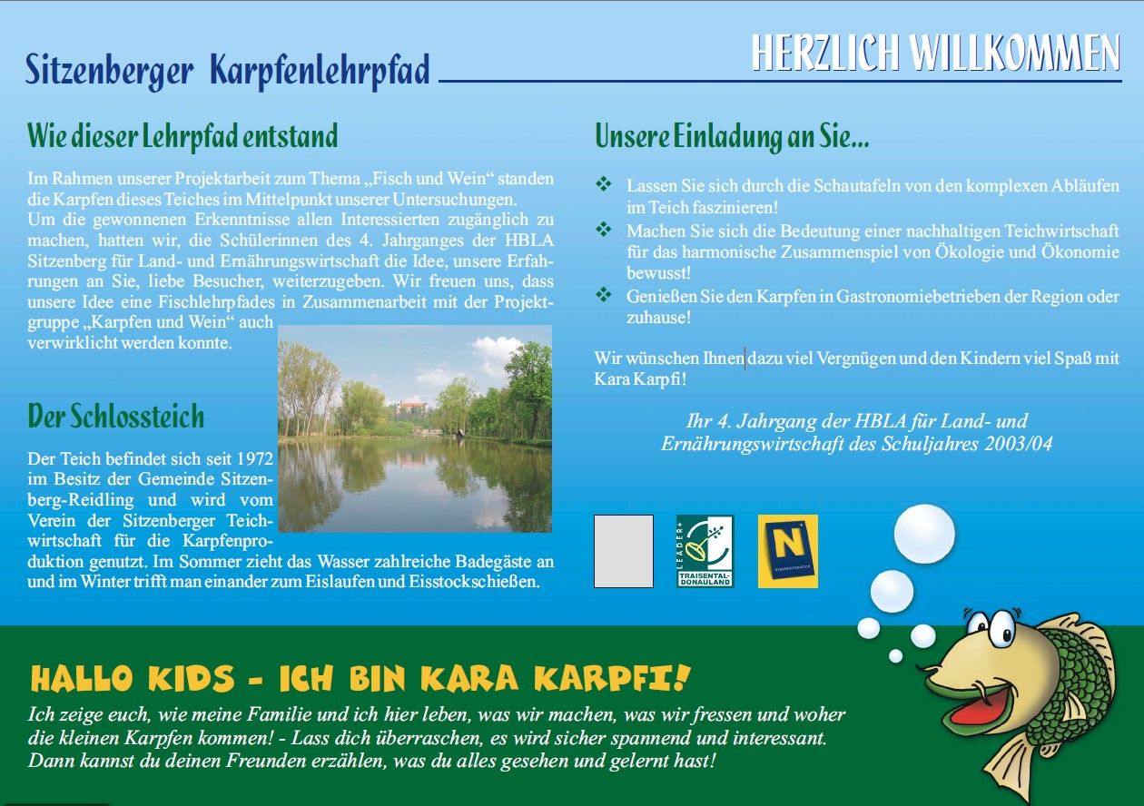Tájékoztató tábla a sitzenbergi pontyos tanösvényről, szövegekkel és a kastélytó képével.