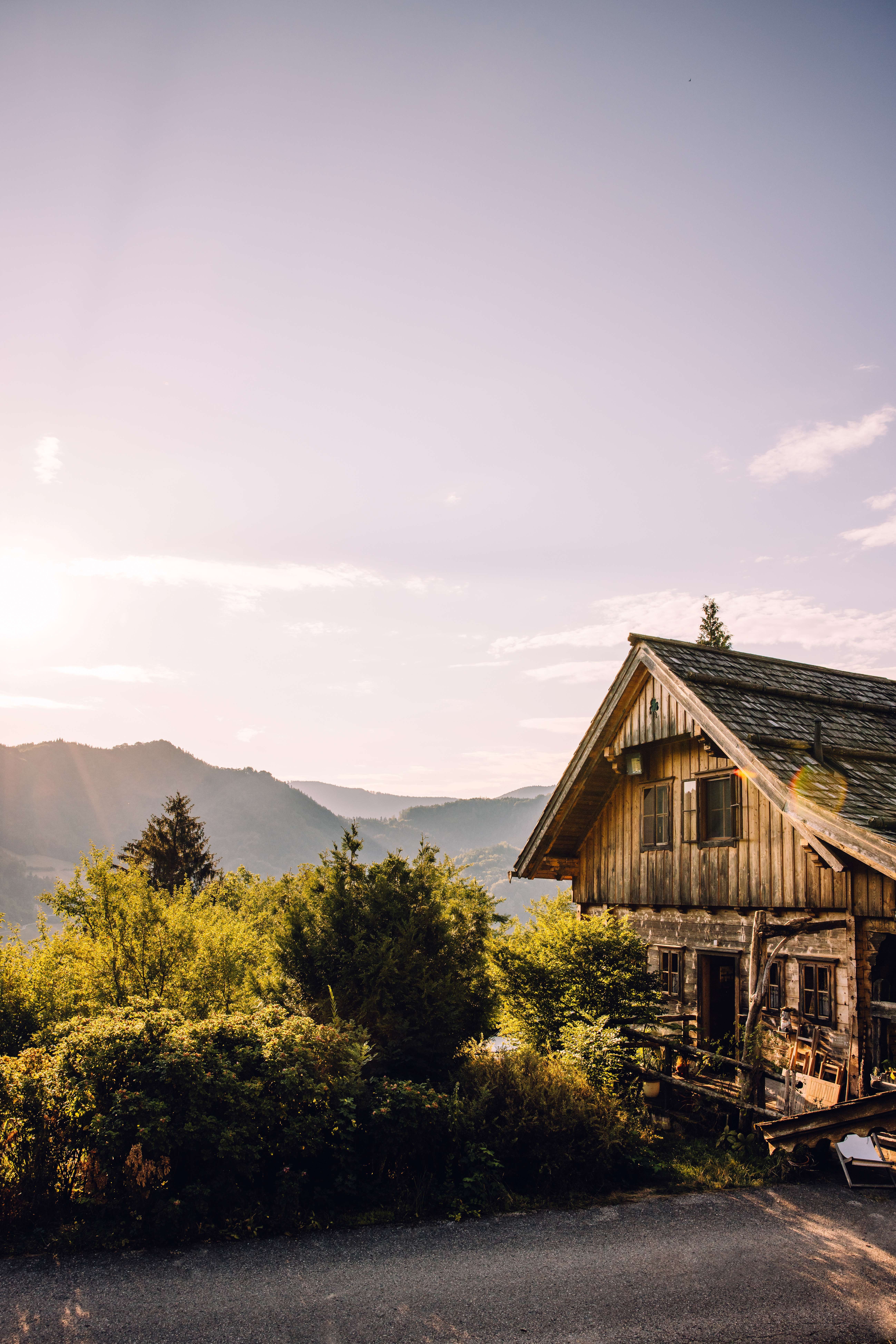A Schluchtenhütte Opponitzban, a meleg esti fényben, kilátással a környező hegyvidékre.