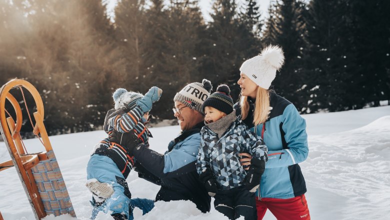 Sz&oacute;rakoz&aacute;s a h&oacute;ban, &copy; Demolsky