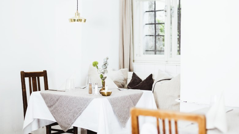 Hangulatos &eacute;tterem f&aacute;b&oacute;l k&eacute;sz&uuml;lt b&uacute;torokkal &eacute;s asztali d&iacute;sz&iacute;t&eacute;sekkel.