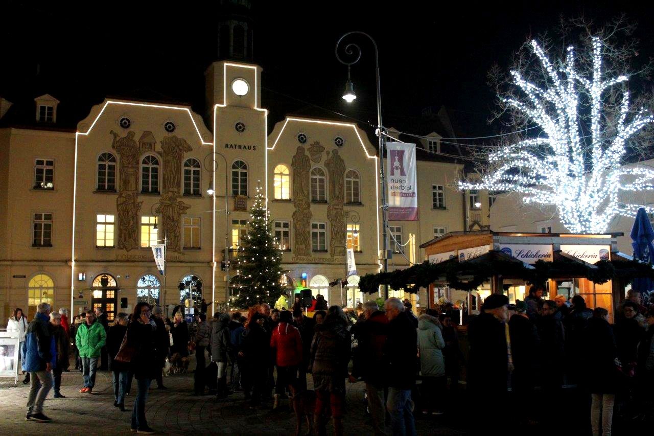 Főtér és városháza advent idején