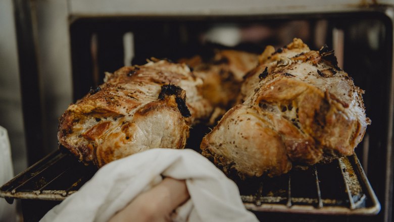 Pork roast straight from the oven, © Niederösterreich Werbung/Rita Newman