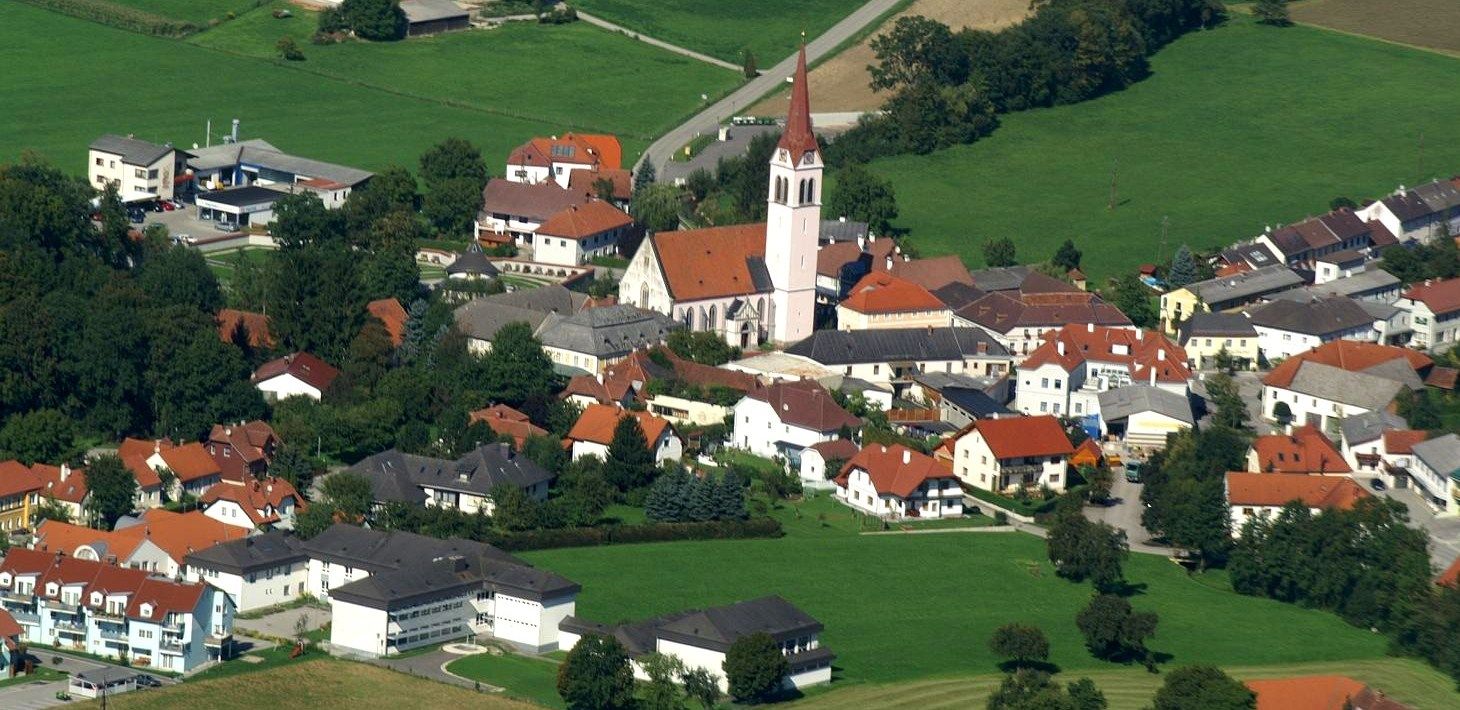 Weistrach község légifelvétele a templommal és a környező házakkal.