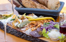 Heurigen snack, &copy; Weinviertel Tourismus GmbH / Schwarz-K&ouml;nig