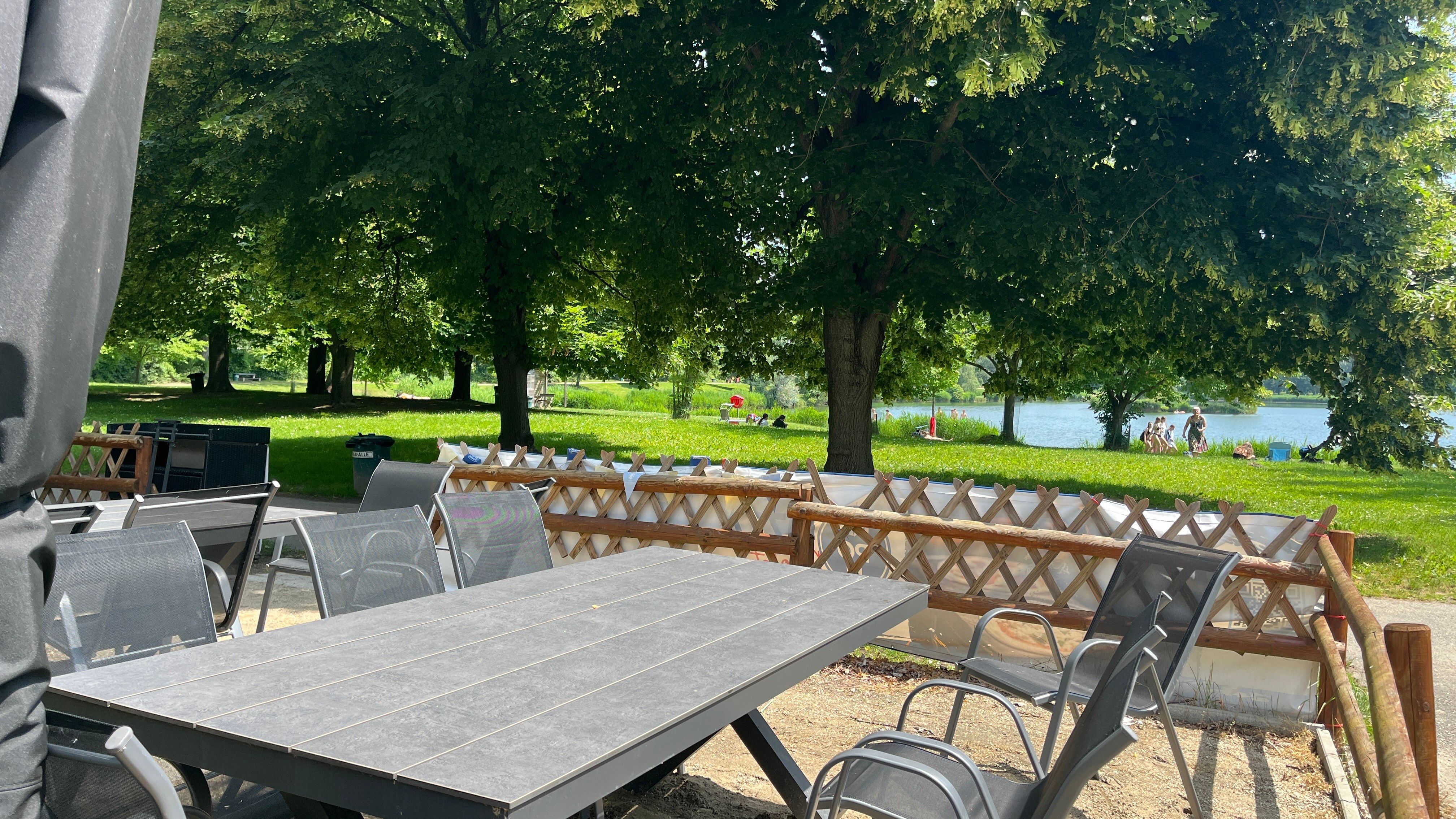 Kerti asztal kerti székekkel, a háttérben a Tulln medence.