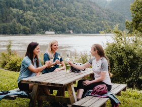 Radfahrer in der Donautaler Mostkellerei Obermühl an der Donau, © WGD Donau Oberösterreich Tourismus GmbH