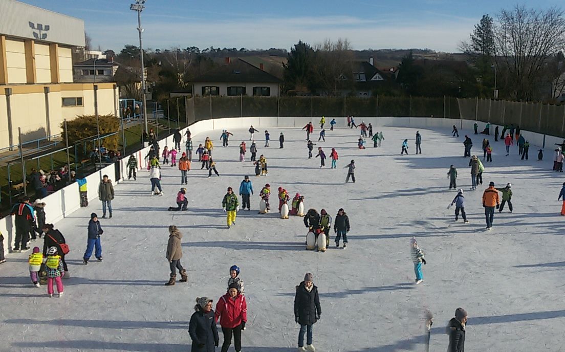Emberek korcsolyáznak a wolkersdorfi szabadtéri jégpályán.