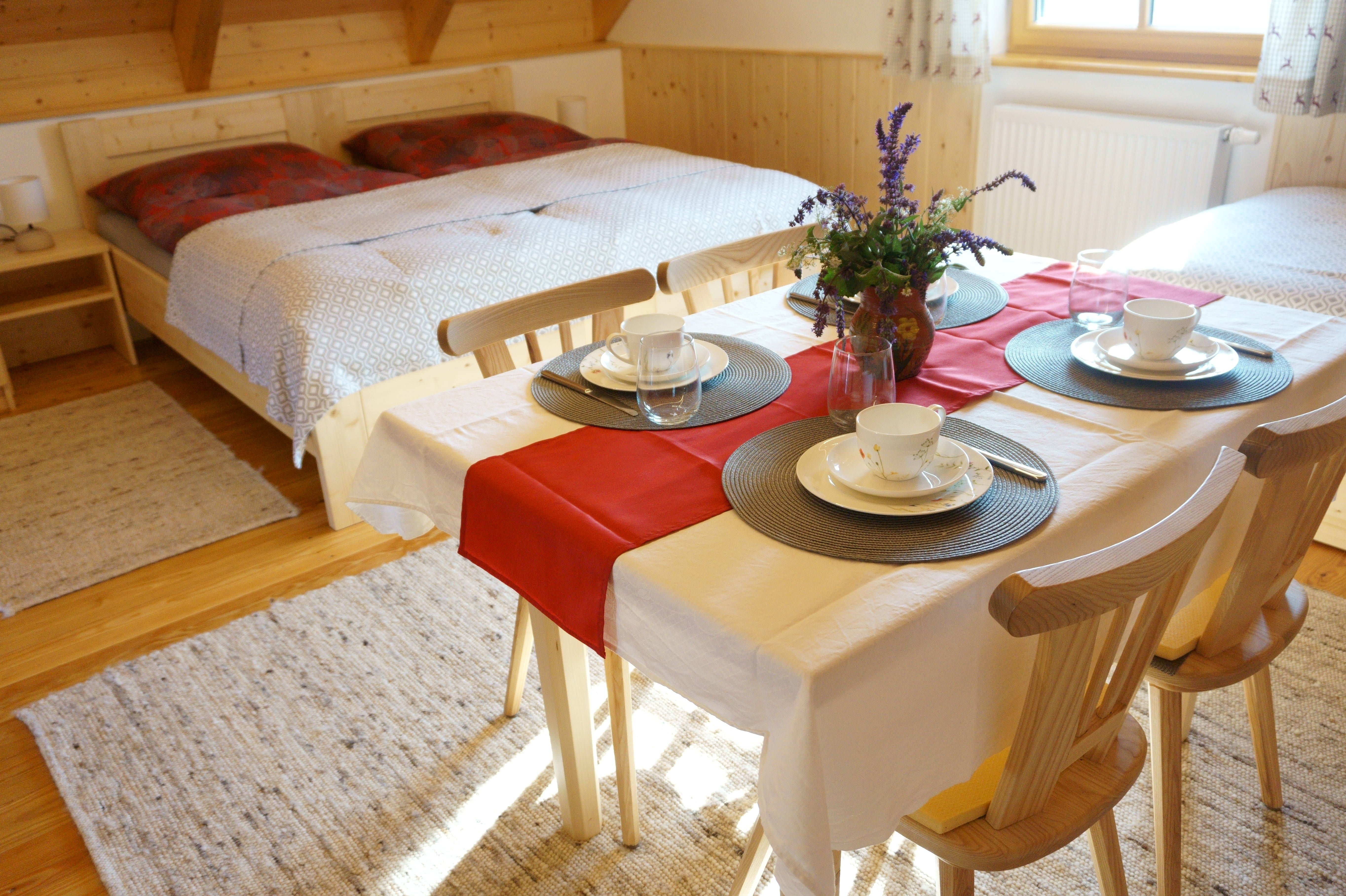 Hangulatos szoba franciaággyal és étkezőasztallal, négy személy számára.