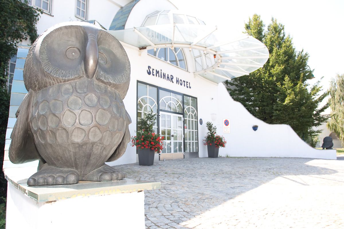Bejárat egy szemináriumhotelbe egy bagolyszoborral.