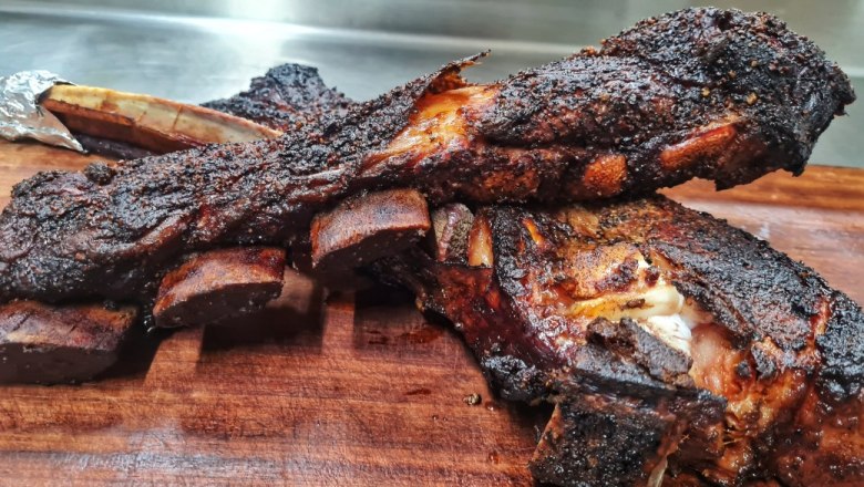 Elk&eacute;sz&iacute;tett grillezett bord&aacute;k a DaSmokerből, &copy; Daniel Kerndler