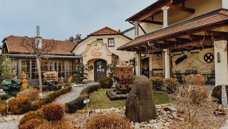 Egy hagyományos kocsma külső nézete kerttel és dekorációval.