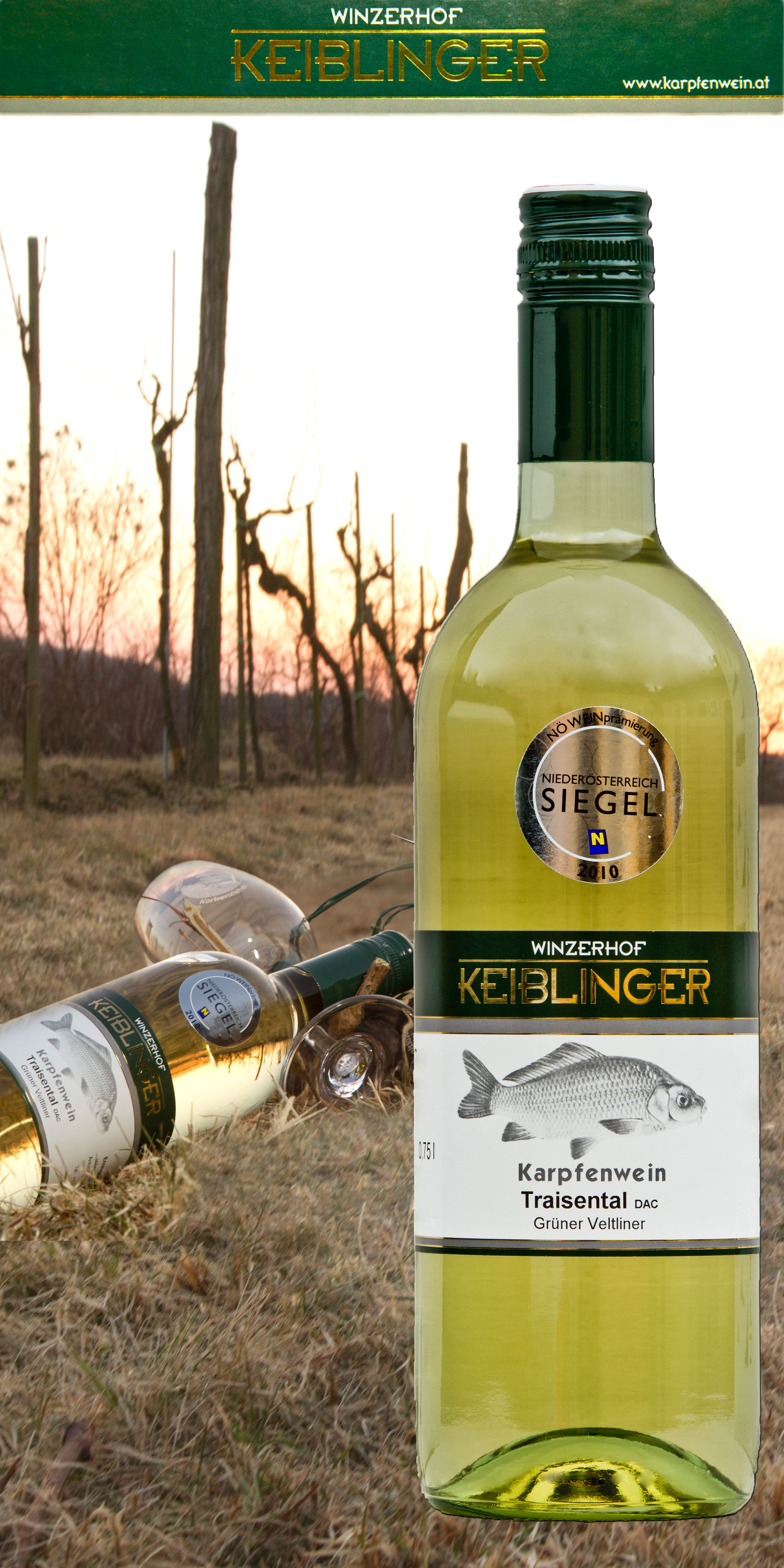 Keiblinger borosüveg az előtérben, a háttérben szőlőültetvények.