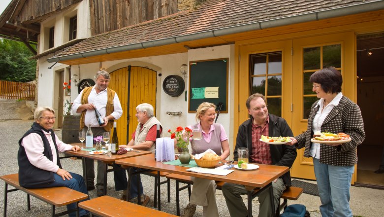 Heurigen snack in front of the house, &copy; Rita Newman