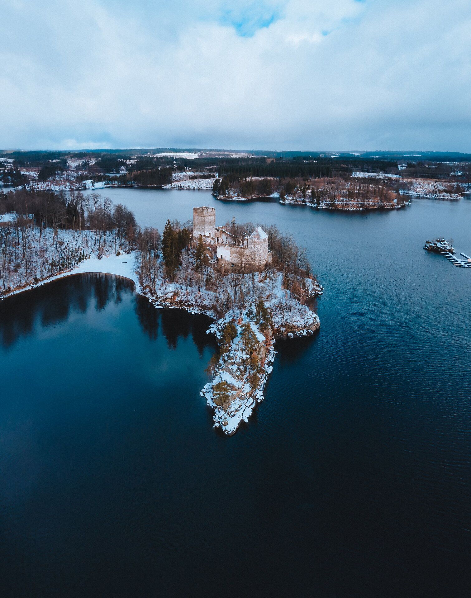 Die winterliche Landschaft am Stausee Ottenstein verzaubert mit einer schimmernden Schneedecke, die die sanften Hügel und das glitzernde Wasser umhüllt. Die ruhige Atmosphäre lädt zu einem besinnlichen Spaziergang ein, während die schneebedeckten Bäume eine malerische Kulisse bieten.