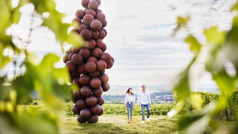 Giant bunch of grapes along the wine trail, © © Waldviertel Tourismus, Gerhard Wasserbauer