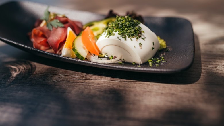 Raw venison ham with sheep croquettes, © Niederösterreich Werbung/Daniela Führer