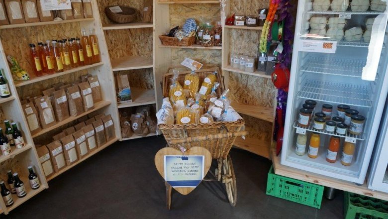 the salesroom, &copy; Nicole Schnitzler