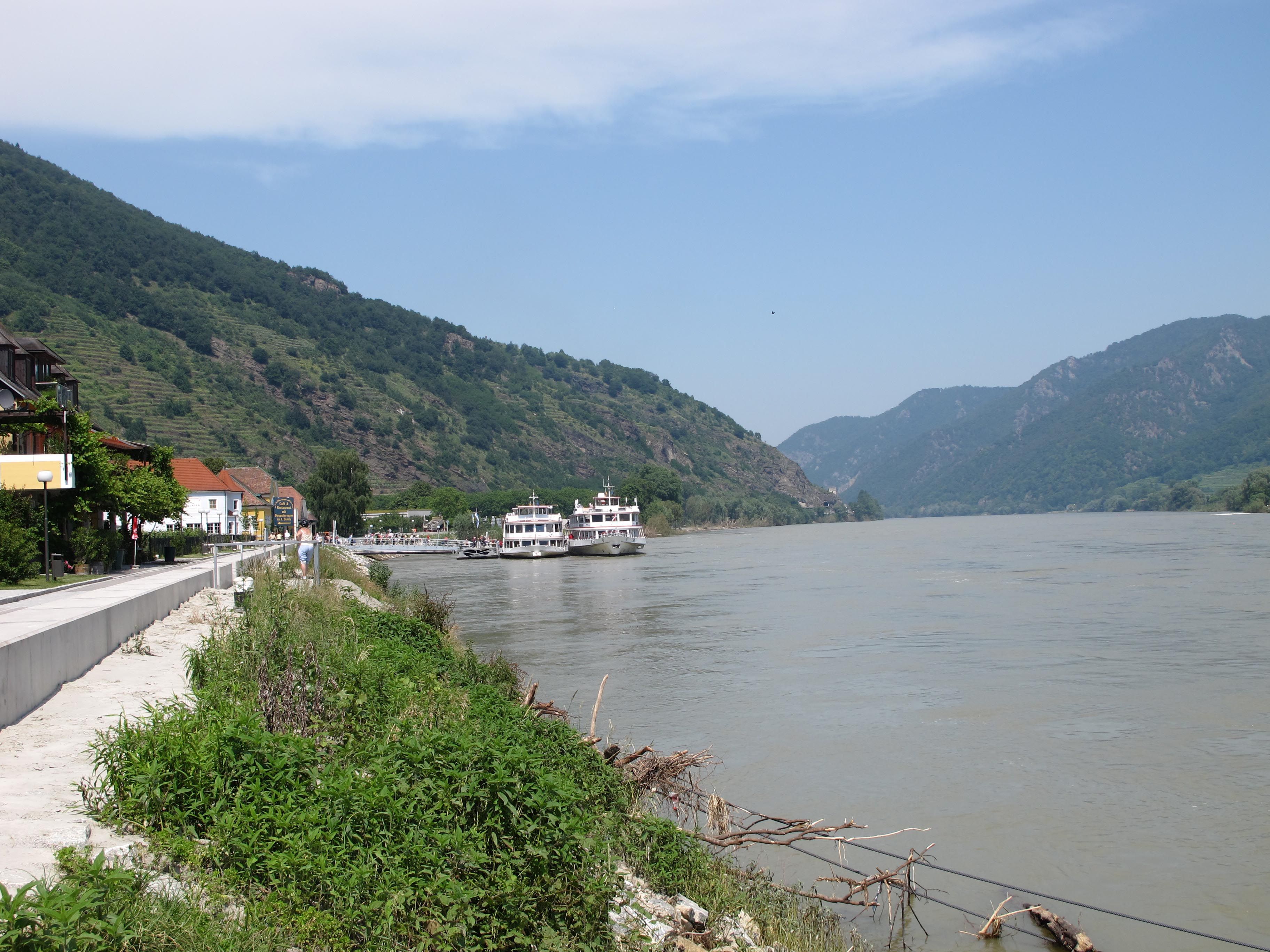 Leszállóhely Spitzben a Dunán, a háttérben hajók és dombok.