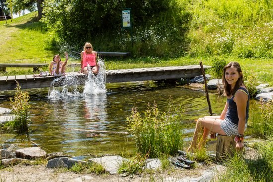 Frissítő pancsolás a tóban, © Alpengasthof Enzian