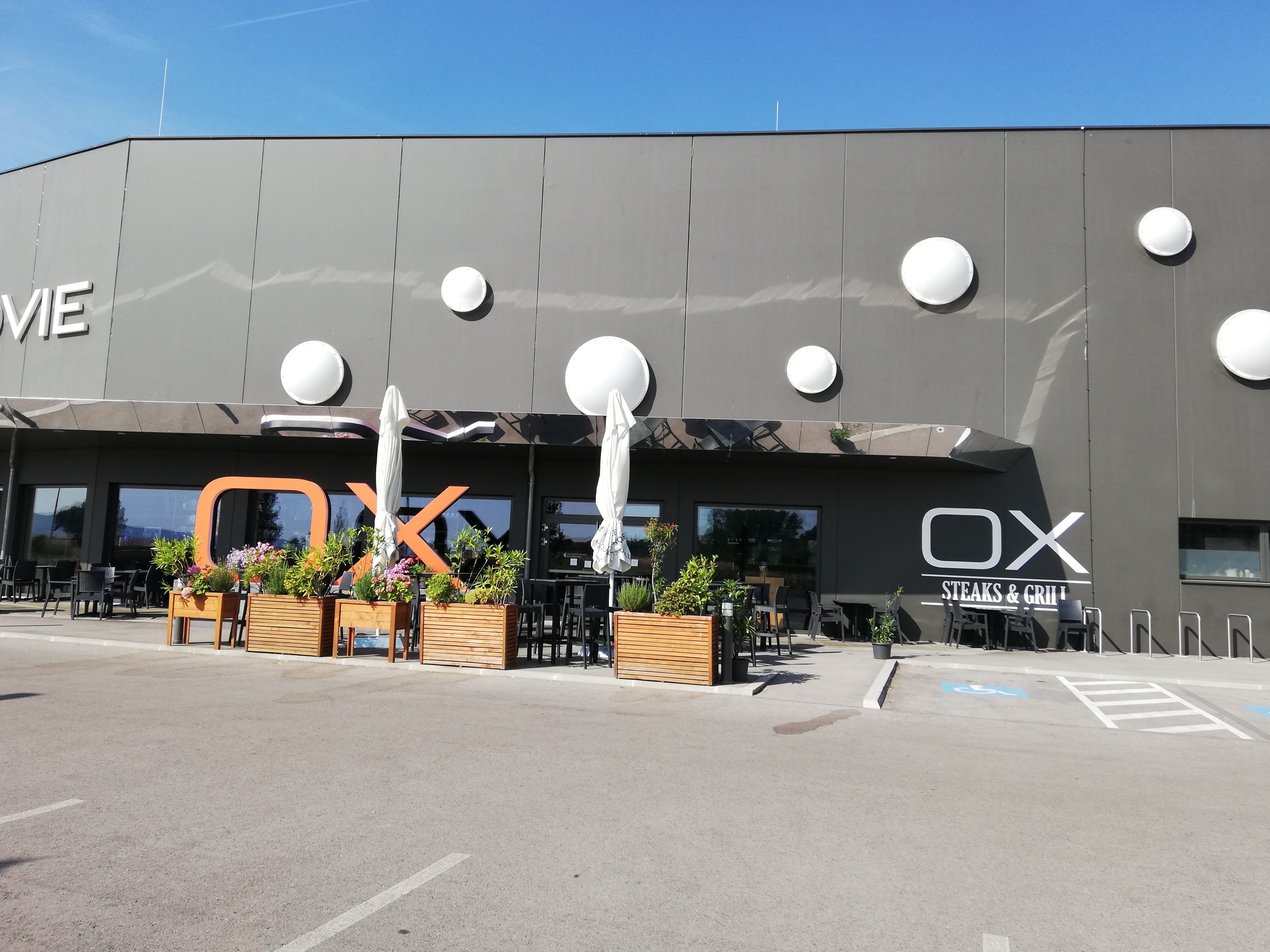 OX Külső nézet a parkolóból 