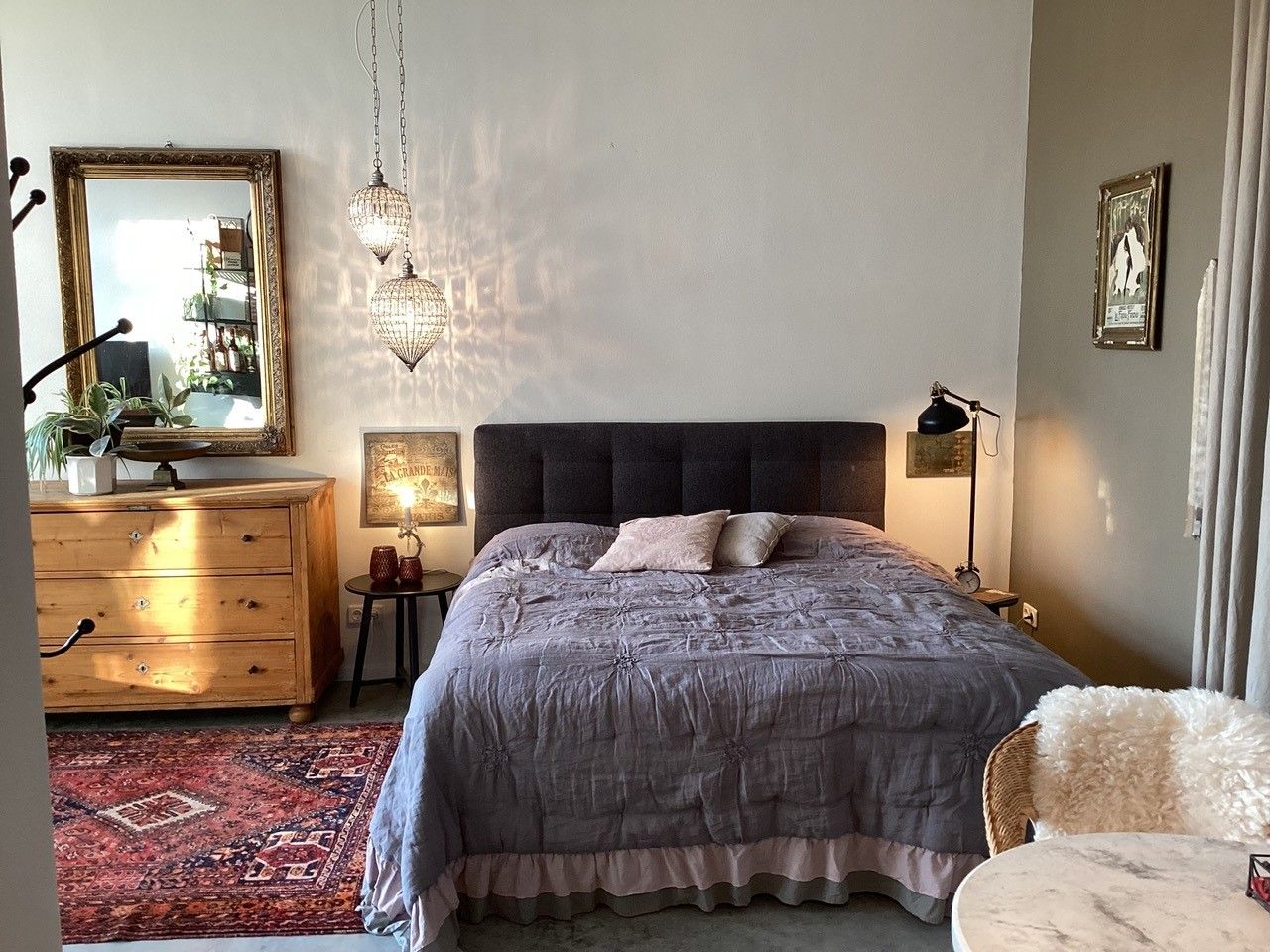 Hangulatos hálószoba franciaággyal, fabútorokkal és keleti szőnyeggel.