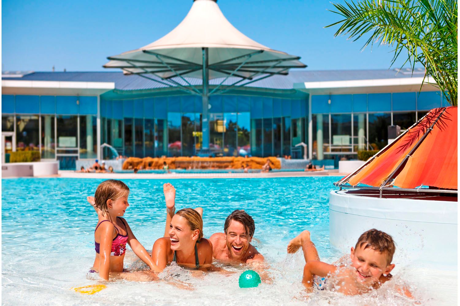 Családi játék a Therme Laa/Thaya szabadtéri medencéjében.