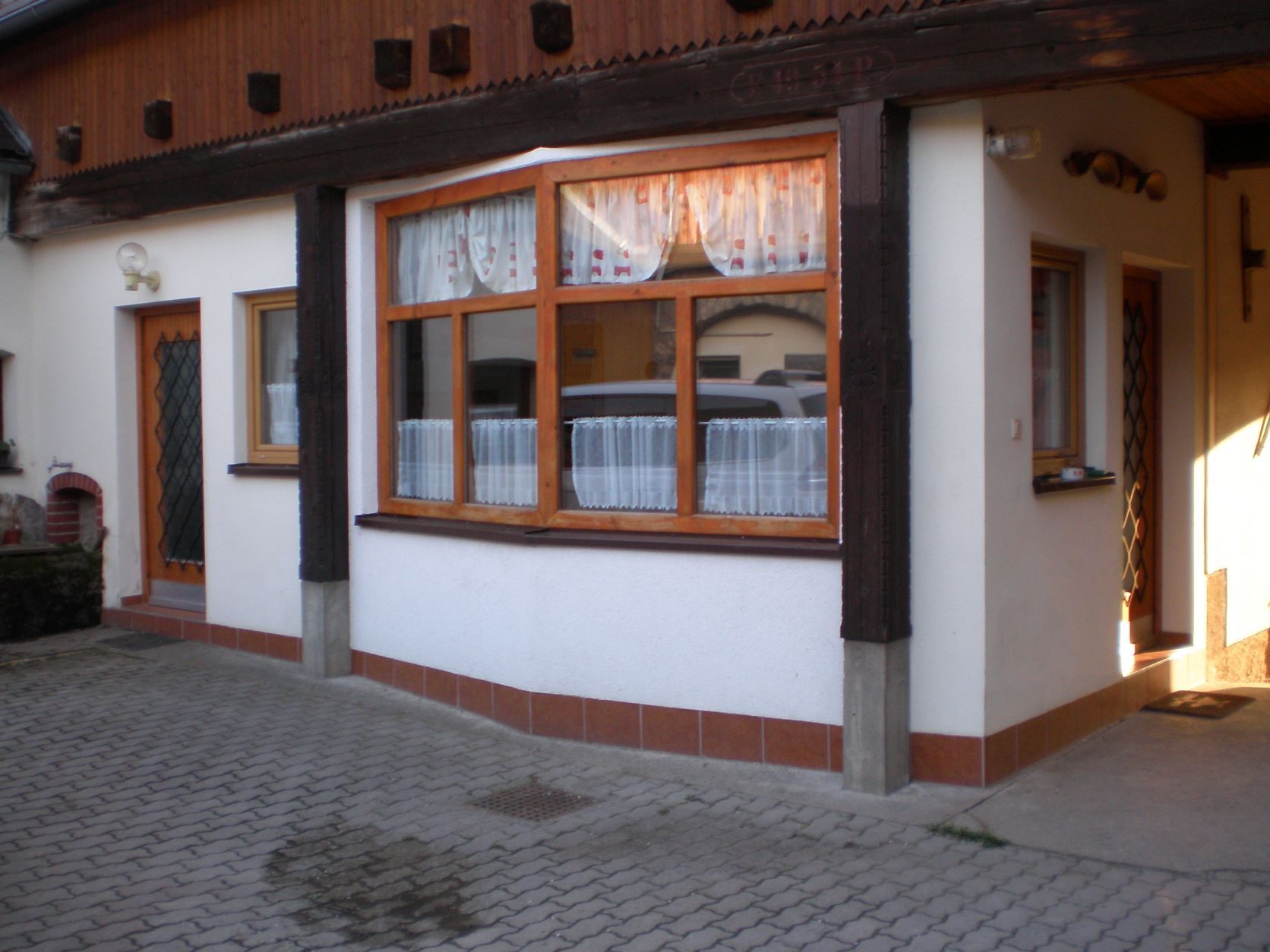társalgó és udvar