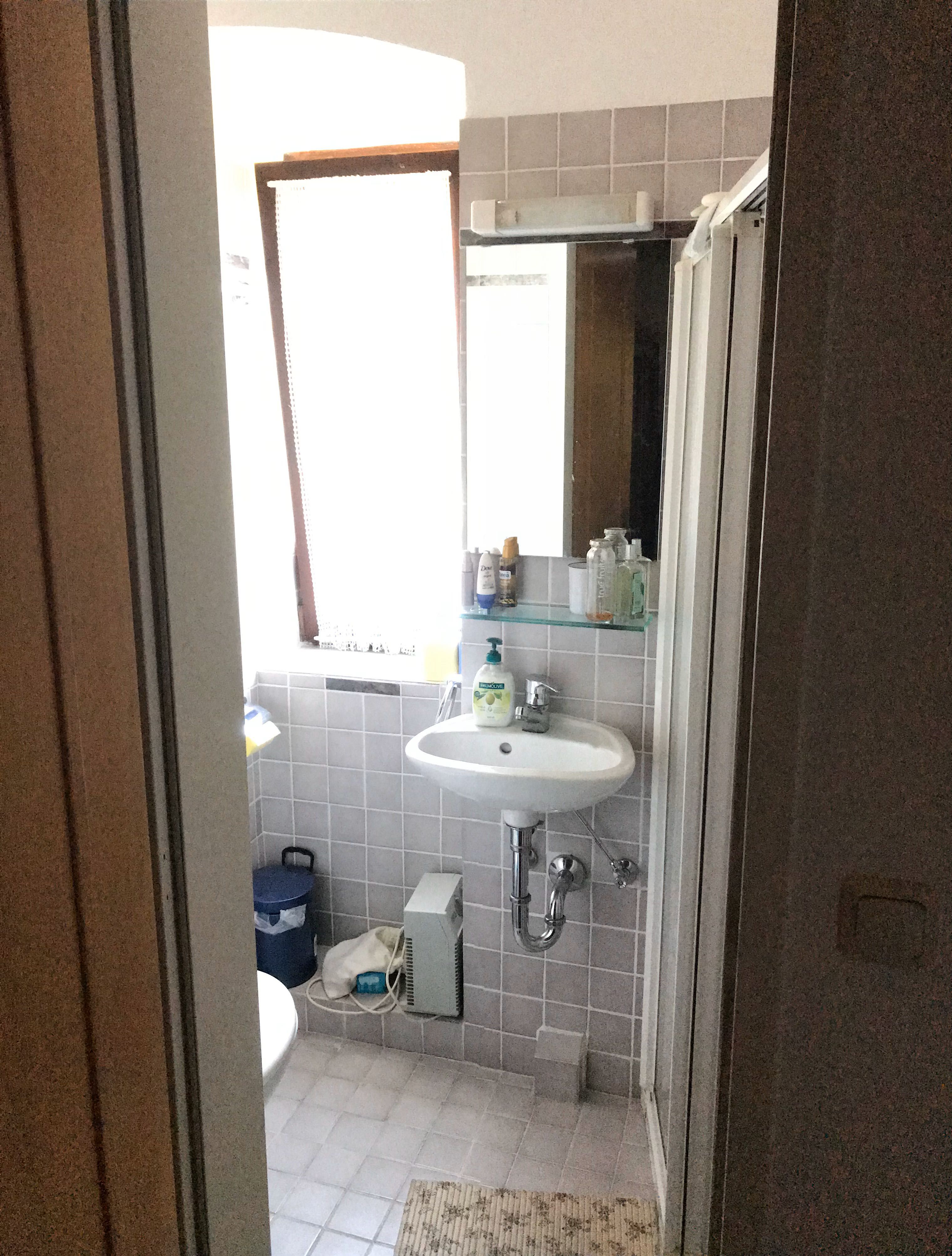 A kis zuhanyzó WC-vel a hálószobák mellett