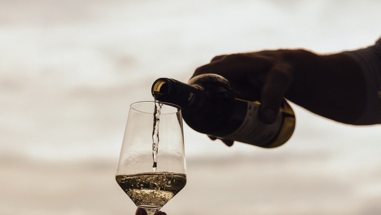 Pouring wine, &copy; Weinviertel Tourismus / Sophie Menegaldo