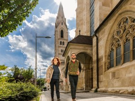 A Rosalia k&ouml;rgyalogos t&uacute;ra&uacute;tvonalon a b&eacute;cs&uacute;jhelyi katedr&aacute;lis mellett B&eacute;cs&uacute;jhelyen, &copy; Wiener Alpen in Nieder&ouml;sterreich - Bad Erlach