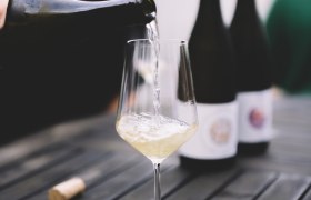 Wein einschenken (c) Nieder&ouml;sterreich Werbung _ Mara Hohla, &copy; Nieder&ouml;sterreich Werbung / Mara Hohla