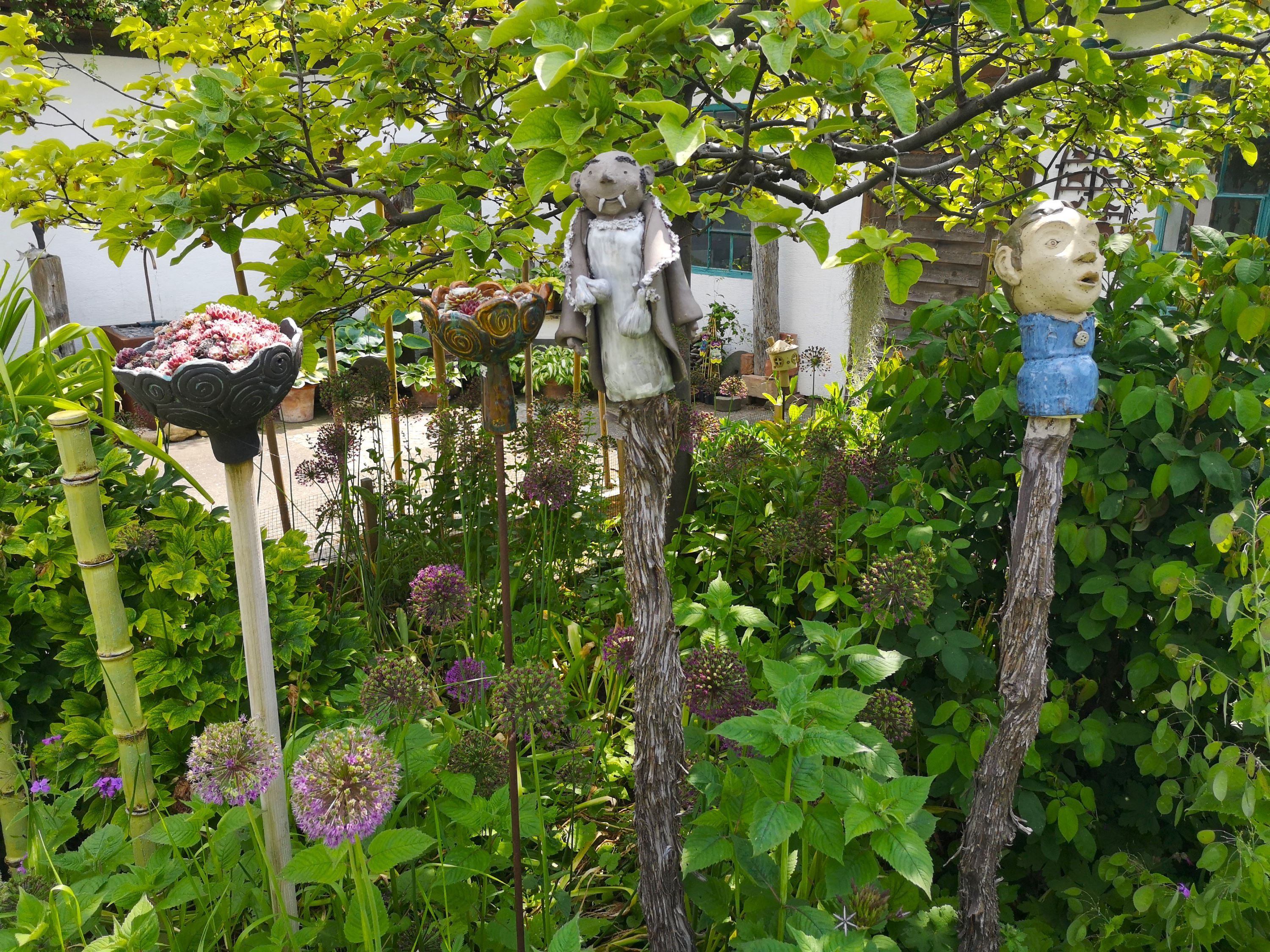 Kert szobrokkal és növényekkel