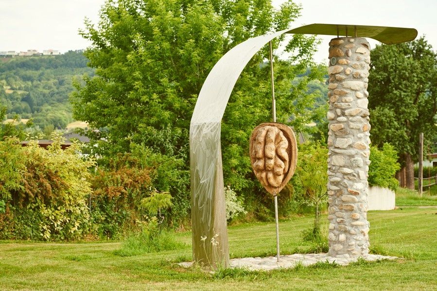 Diófa szobor Krummnussbaumban 
