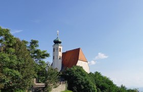 View of the Dunkelsteinerwald parish church, &copy; ARGE Dunkelsteinerwald