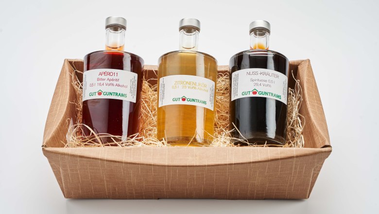 H&aacute;rom &uuml;veg likőr aj&aacute;nd&eacute;kdobozban.