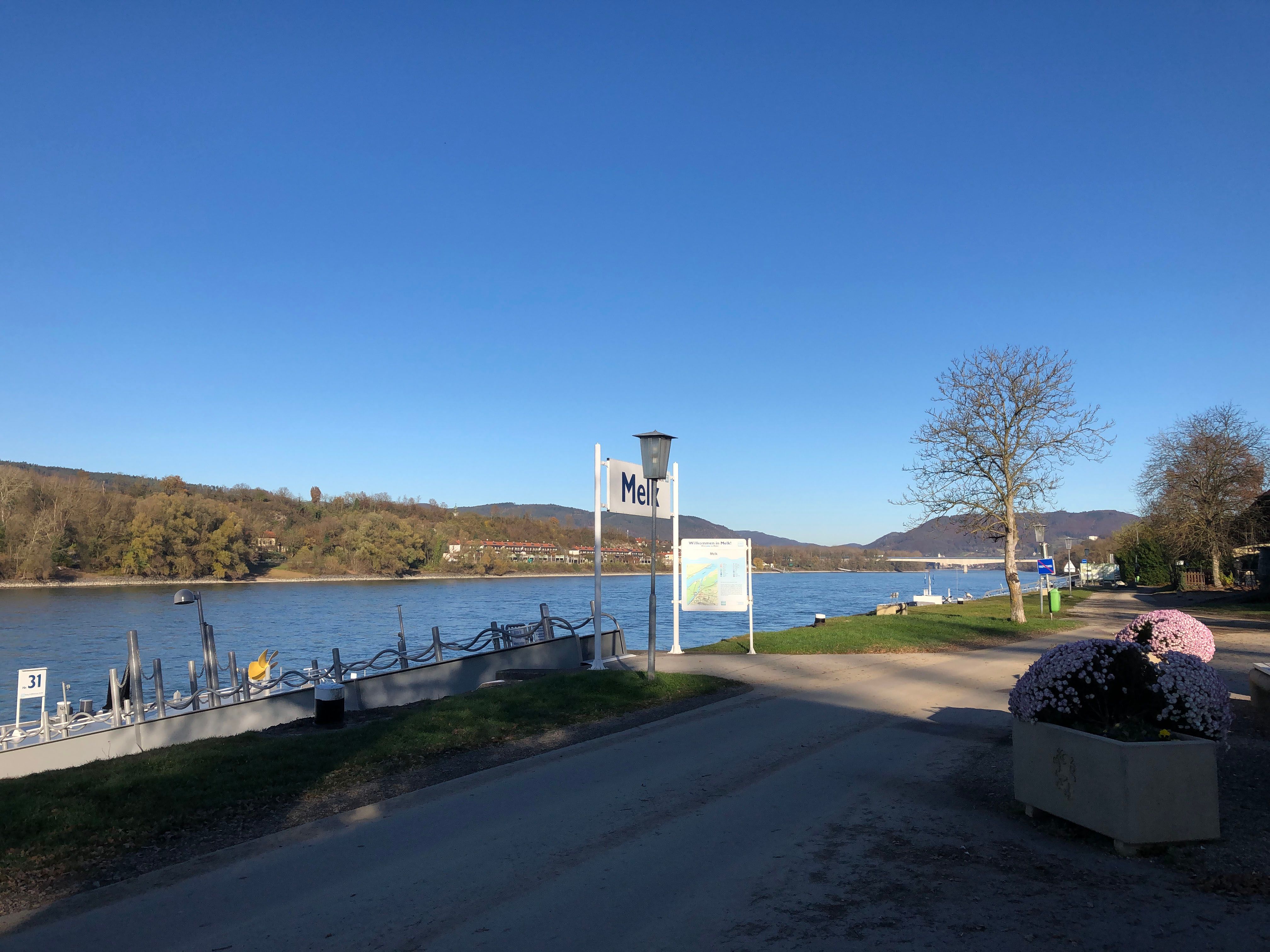 A 31. számú móló Melkben egy napsütéses napon, kilátással a Dunára és a környező vidékre.