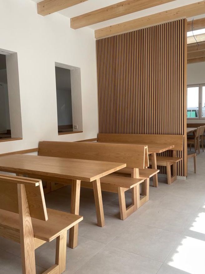 Hagyományos borozó belső nézete, fa bútorokkal és modern elemekkel.