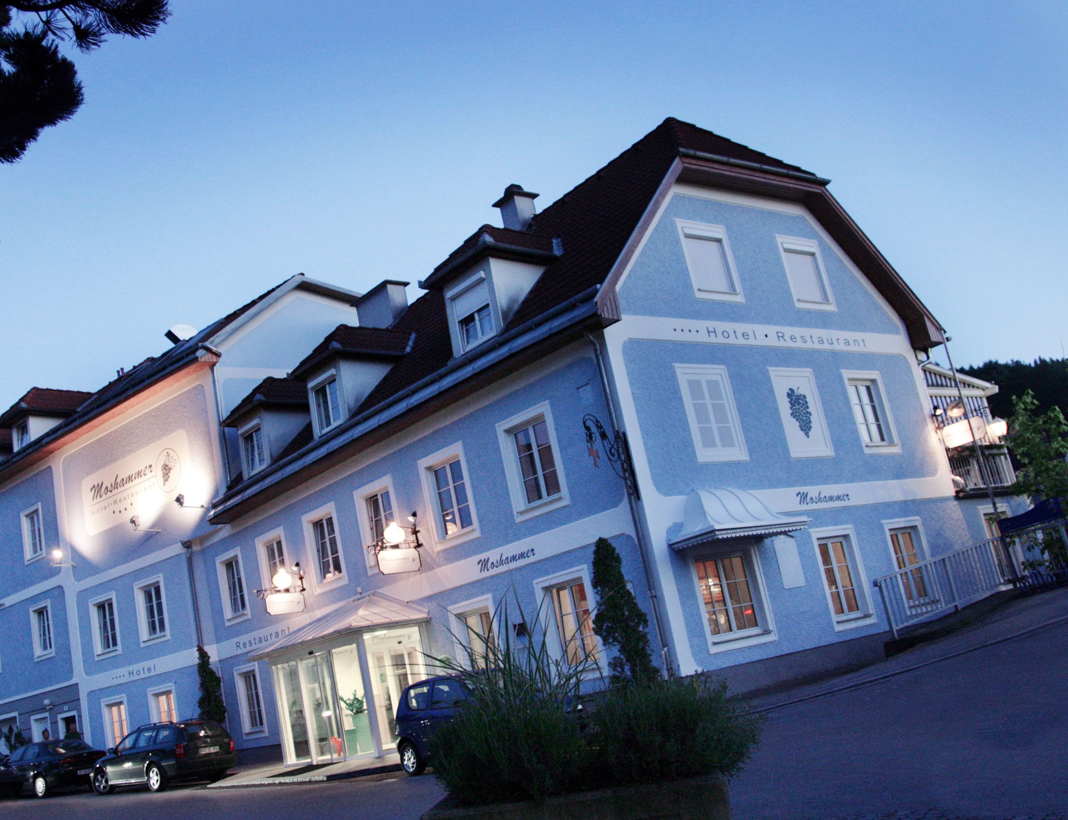 A Landgasthof Moshammer külső nézete alkonyatkor.