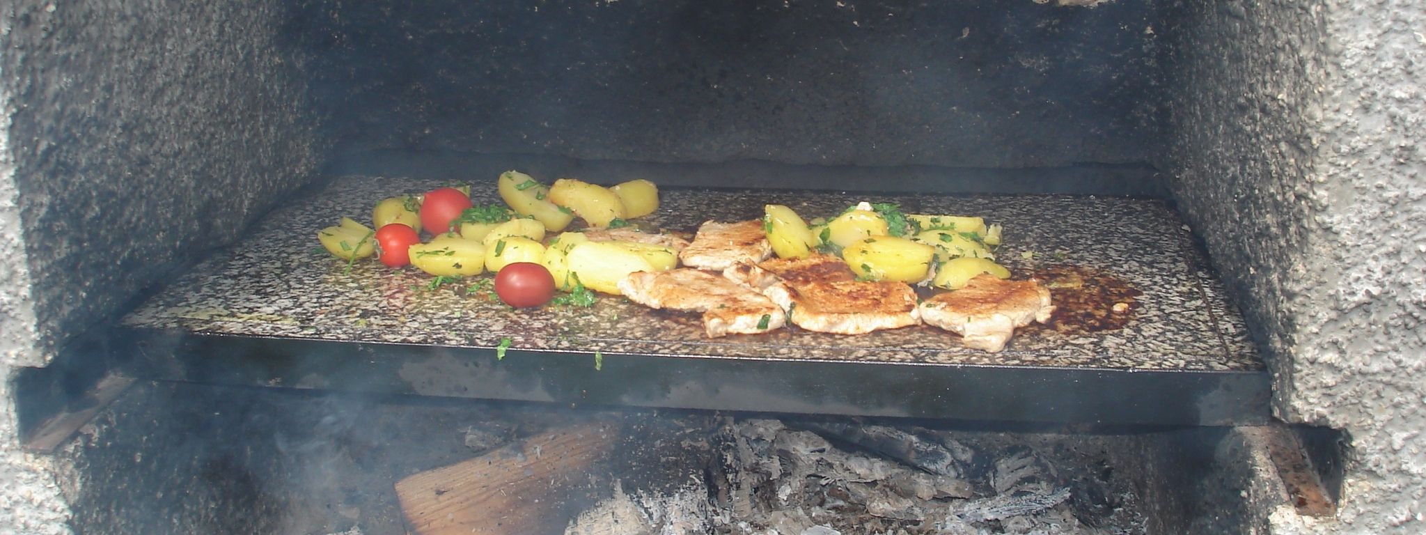 grillező-terület-természetes-kővel-a-kertben