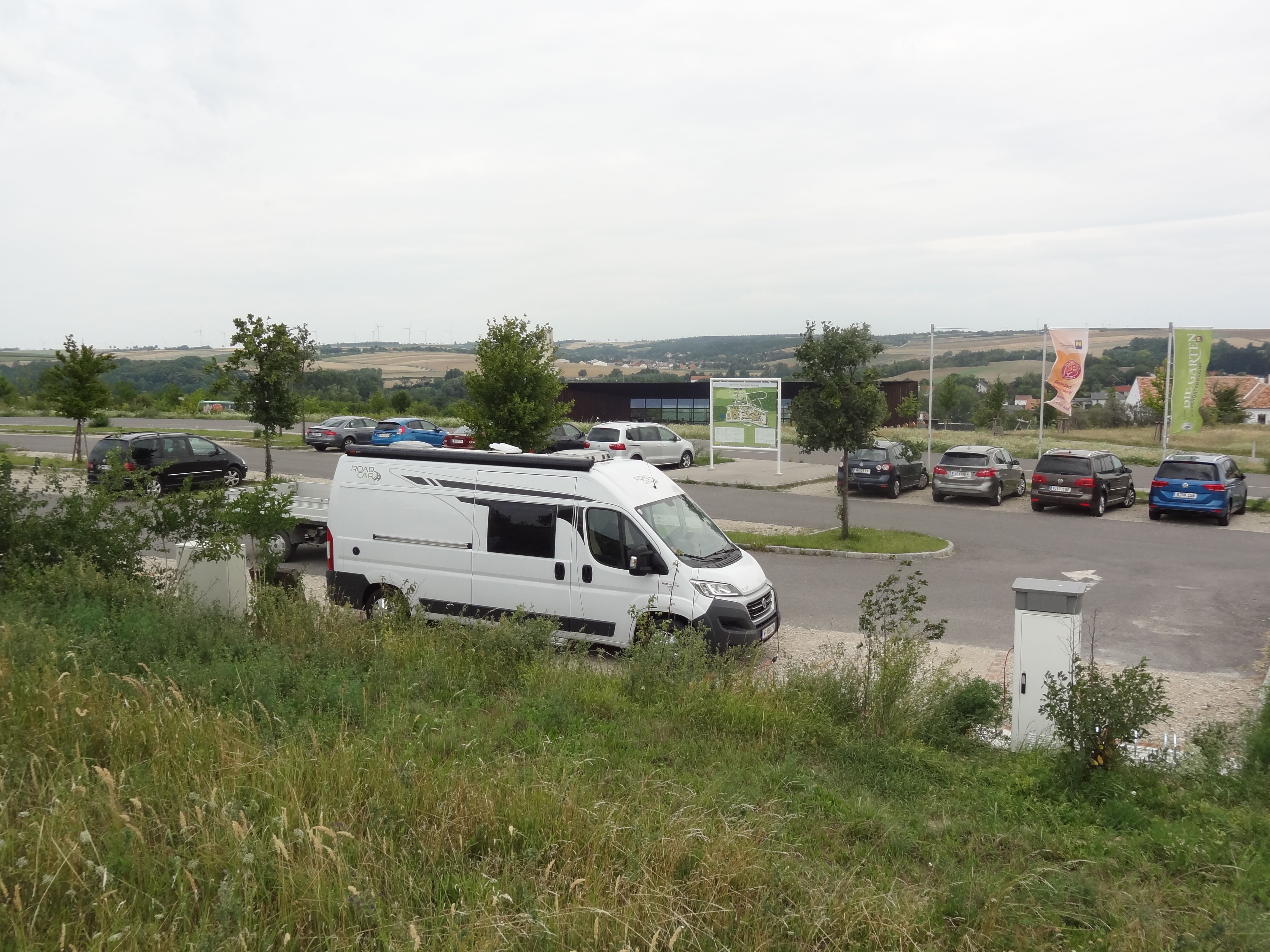 Lakóautó egy parkolóban a környező tájjal.