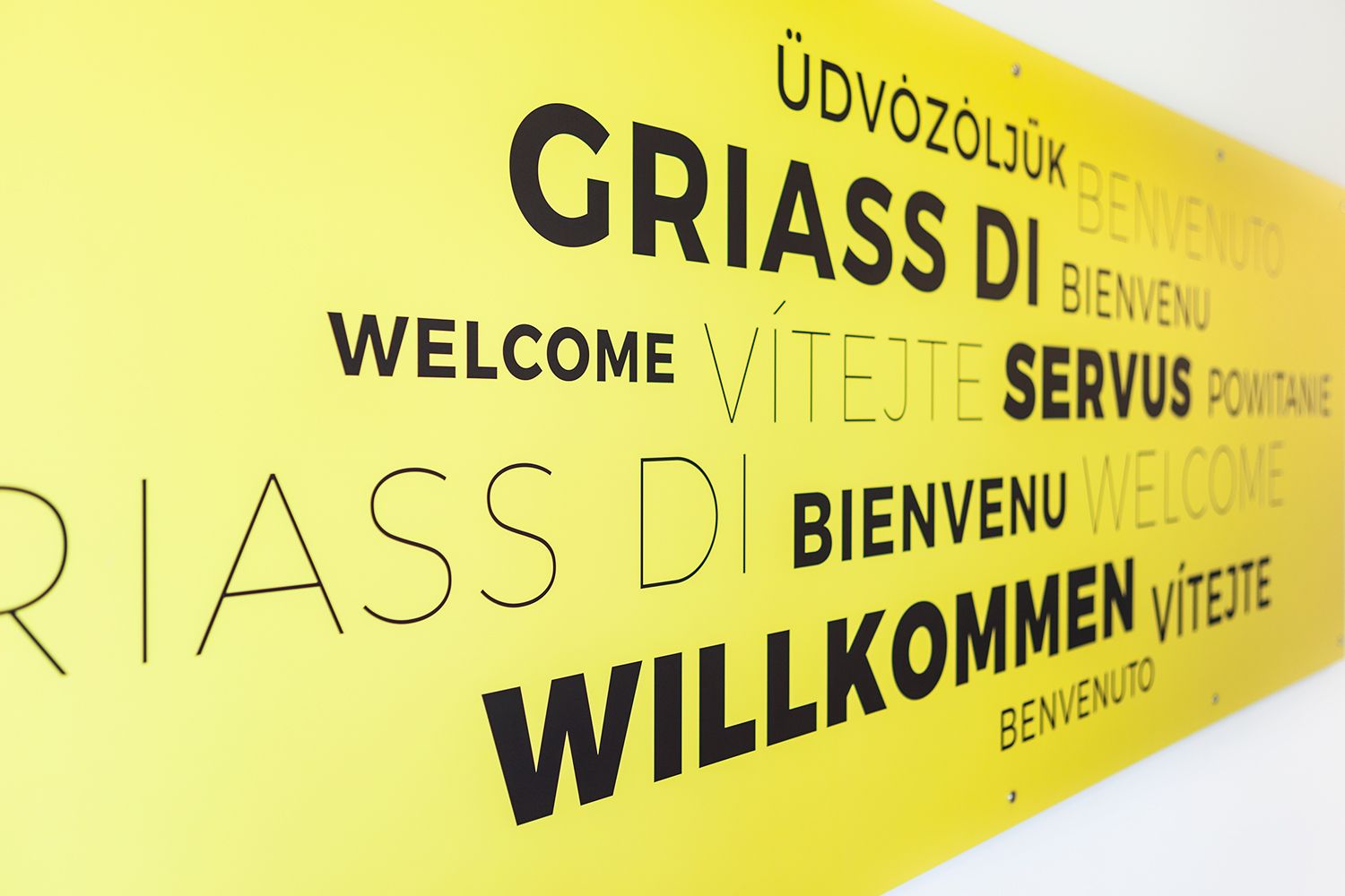 Egy tábla a Welcome szóval különböző nyelveken.