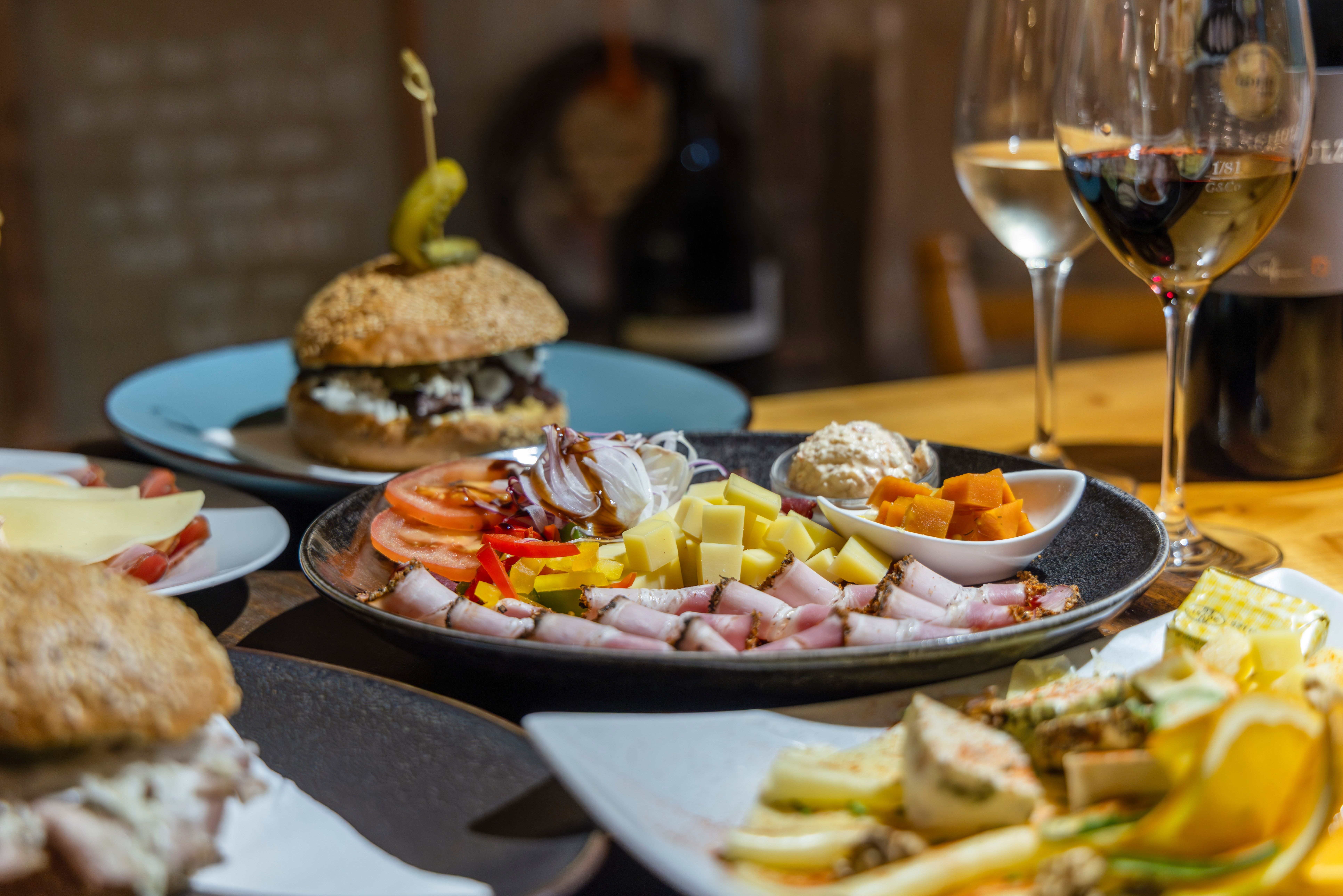 Heurigen tálak és borospoharak