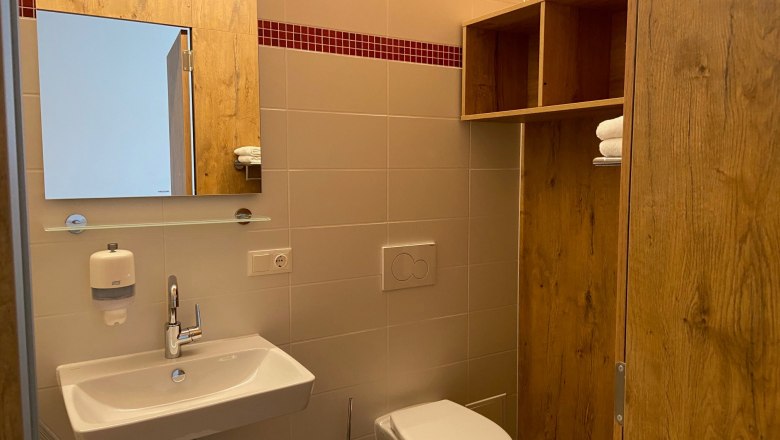 Bathroom with shower and WC, &copy; Wiener Alpen