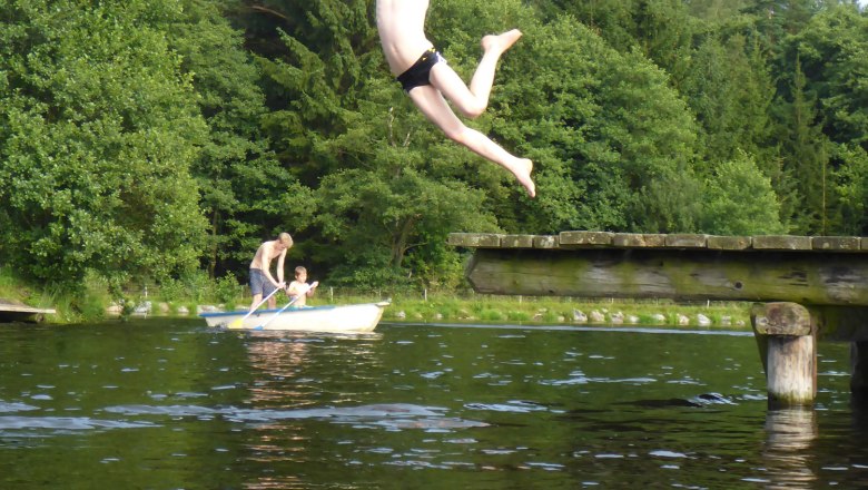 Pliccs-placcs, fürdés a tóban méret szerint, © Kinderbauernhof Kurz