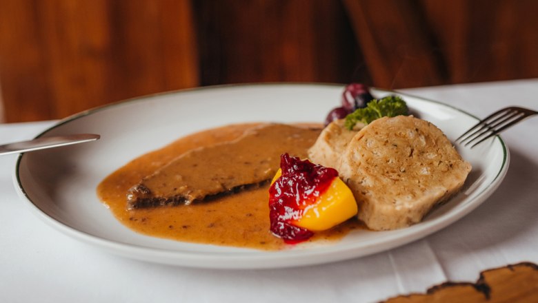 Hirschbraten mit dickem Wurzelsaft und Kn&ouml;del, &copy; Nieder&ouml;sterreich Werbung/Daniela F&uuml;hrer