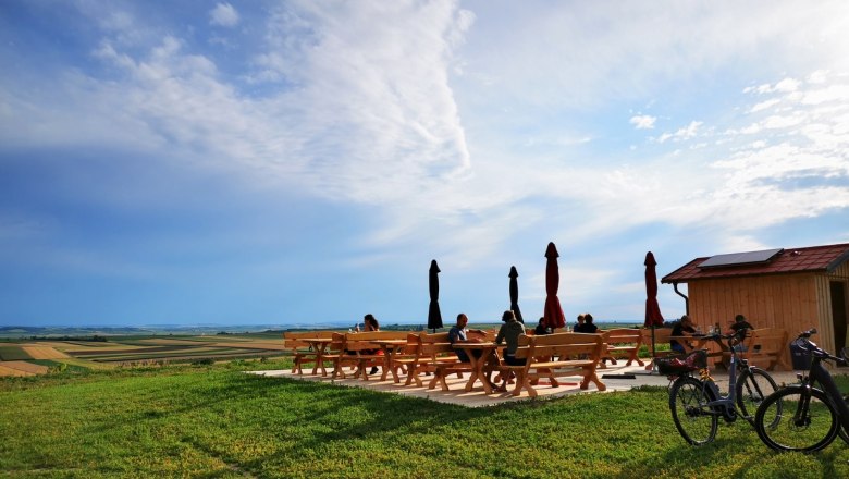Stop off at the cyclists' rest stop at the Urlauberkreuz, &copy; Weinstra&szlig;e Weinviertel