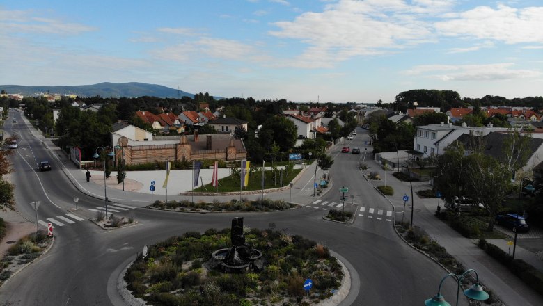 Entrance to Kottingbrunn, &copy; Wolfgang Machain