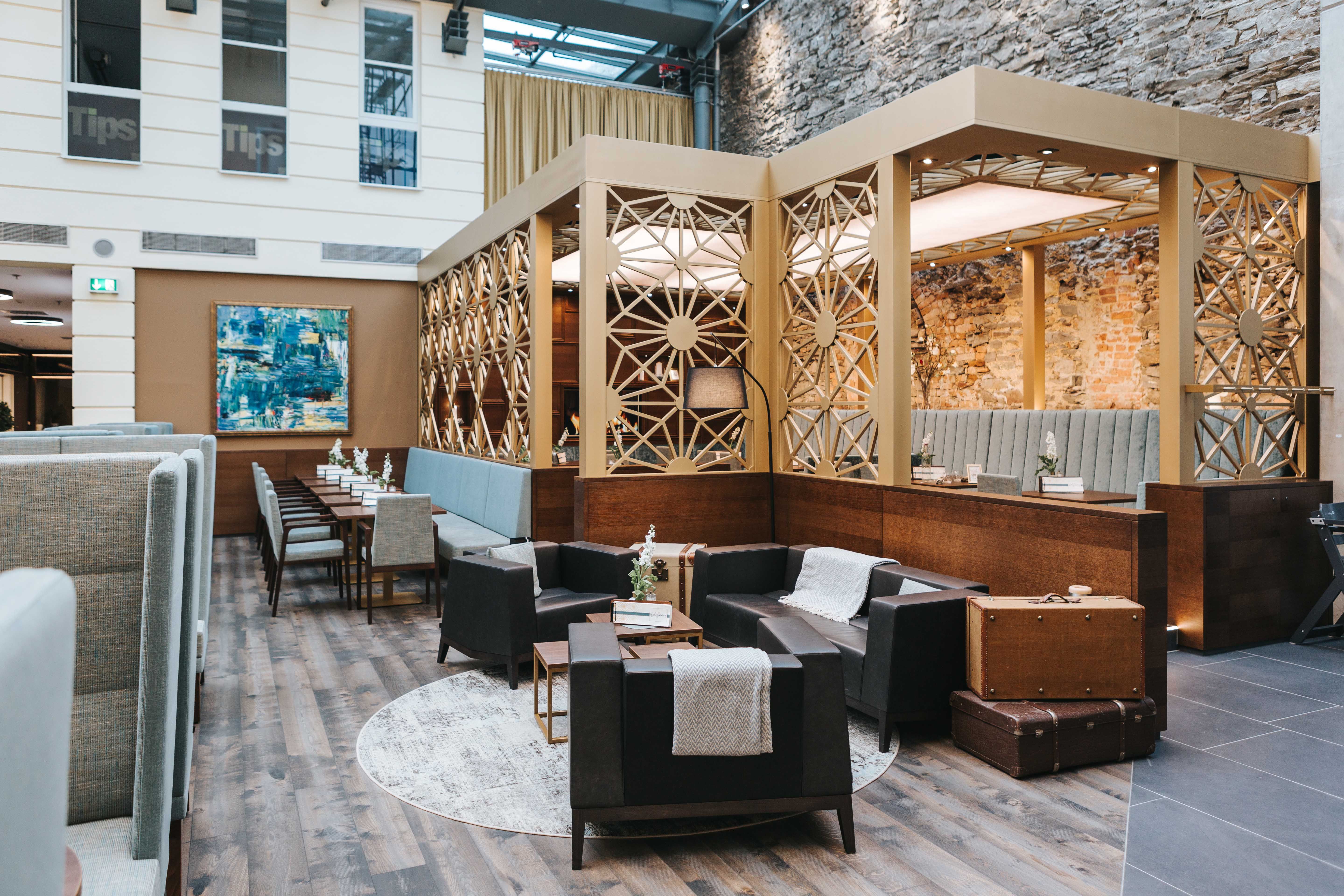 Egy stílusos kávézó belső nézete modern bútorokkal és dekoratív falakkal.