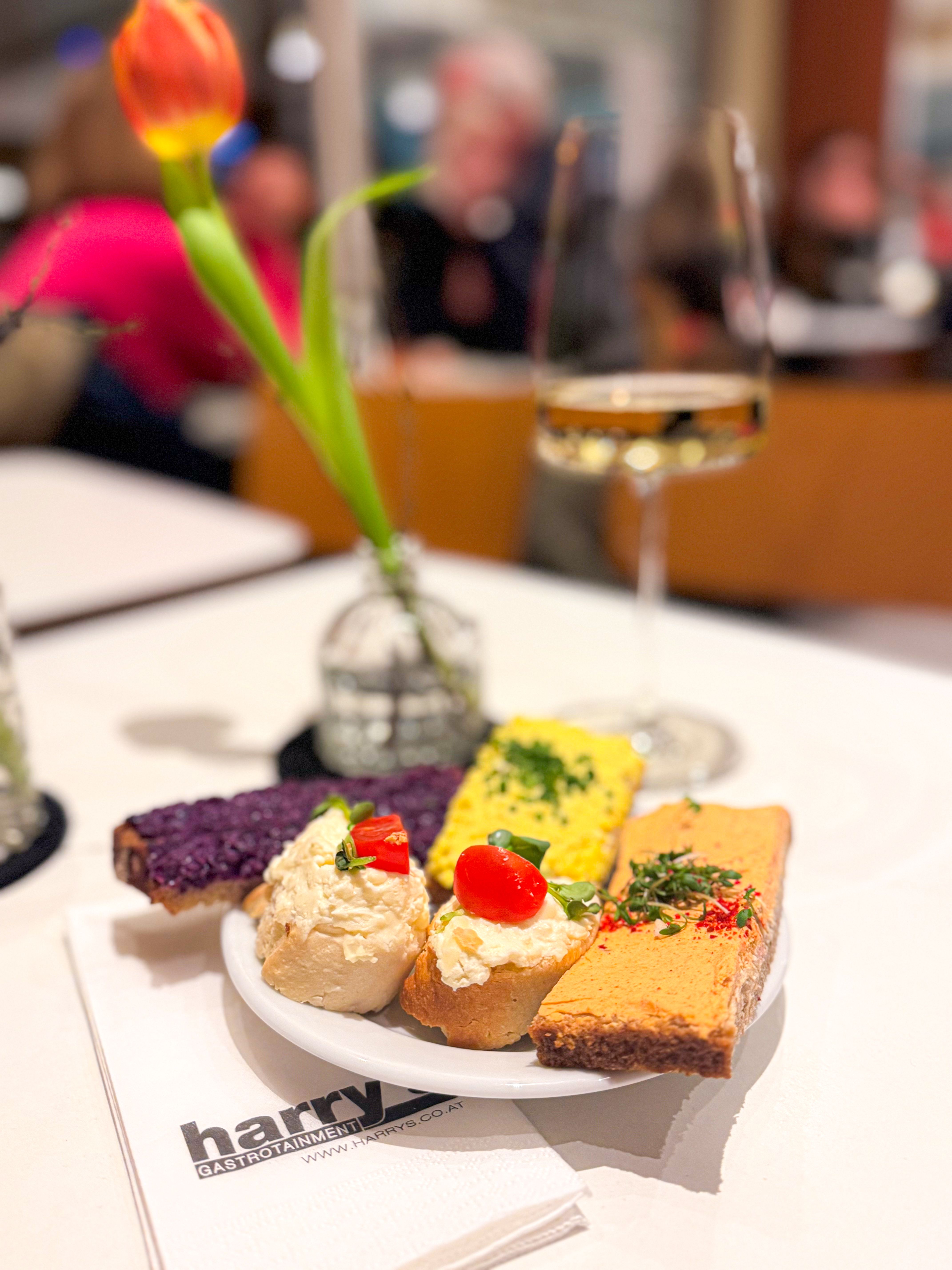 Kenyértekercsek különböző kenőcsökkel