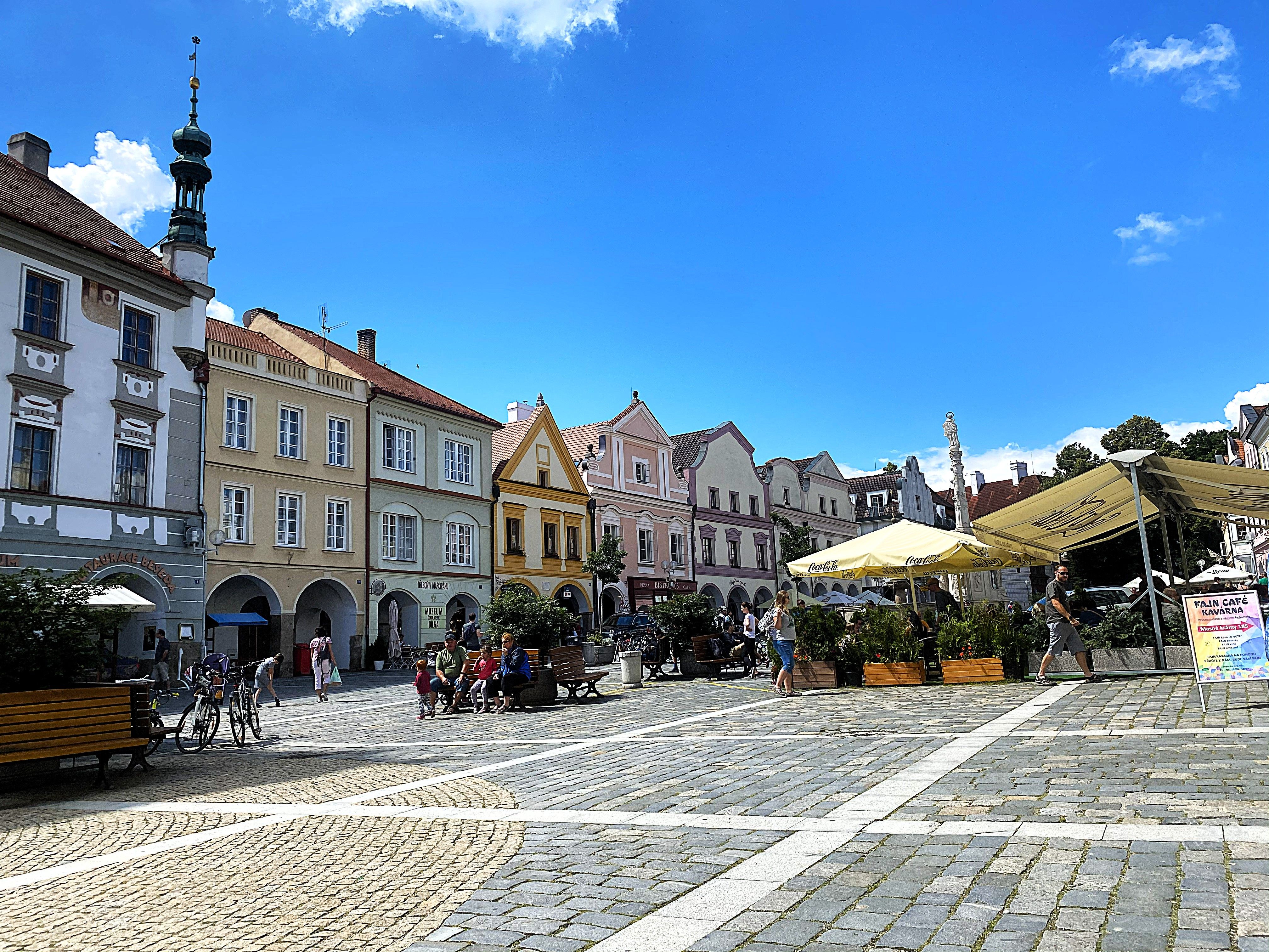 Élénk főtér színes házsorral